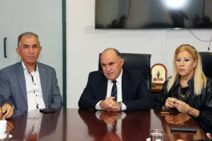 ΚΟΑ/ Παράδοση χορηγίας στα προσφυγικά Σωματεία (Φώτος)