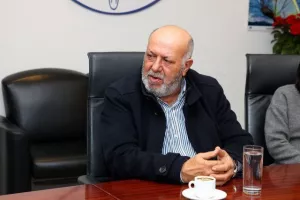 ΚΟΑ/ Παράδοση χορηγίας στα προσφυγικά Σωματεία (Φώτος)