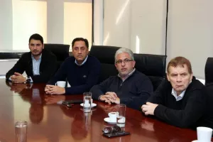 ΚΟΑ/ Παράδοση χορηγίας στα προσφυγικά Σωματεία (Φώτος)