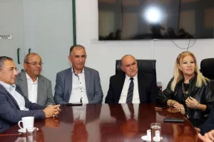ΚΟΑ/ Παράδοση χορηγίας στα προσφυγικά Σωματεία (Φώτος)