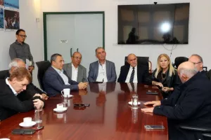 ΚΟΑ/ Παράδοση χορηγίας στα προσφυγικά Σωματεία (Φώτος)