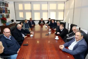 ΚΟΑ/ Παράδοση χορηγίας στα προσφυγικά Σωματεία (Φώτος)