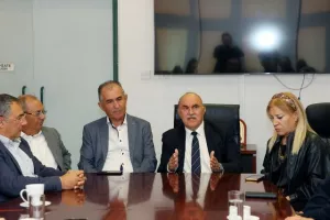 ΚΟΑ/ Παράδοση χορηγίας στα προσφυγικά Σωματεία (Φώτος)