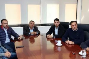 ΚΟΑ/ Παράδοση χορηγίας στα προσφυγικά Σωματεία (Φώτος)