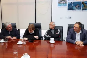 ΚΟΑ/ Παράδοση χορηγίας στα προσφυγικά Σωματεία (Φώτος)