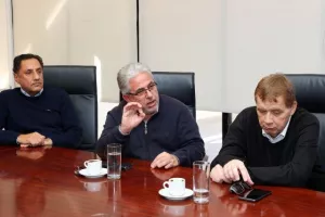 ΚΟΑ/ Παράδοση χορηγίας στα προσφυγικά Σωματεία (Φώτος)