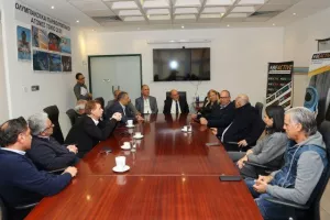 ΚΟΑ/ Παράδοση χορηγίας στα προσφυγικά Σωματεία (Φώτος)