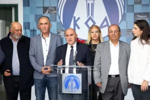 ΚΟΑ/ Παράδοση χορηγίας στα προσφυγικά Σωματεία (Φώτος)