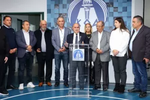 ΚΟΑ/ Παράδοση χορηγίας στα προσφυγικά Σωματεία (Φώτος)