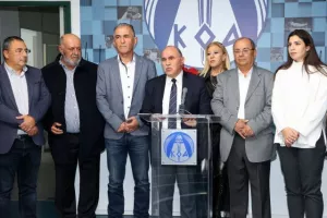 ΚΟΑ/ Παράδοση χορηγίας στα προσφυγικά Σωματεία (Φώτος)