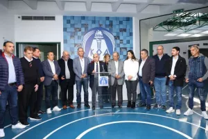 ΚΟΑ/ Παράδοση χορηγίας στα προσφυγικά Σωματεία (Φώτος)