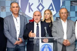 ΚΟΑ/ Παράδοση χορηγίας στα προσφυγικά Σωματεία (Φώτος)