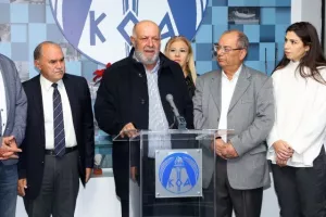 ΚΟΑ/ Παράδοση χορηγίας στα προσφυγικά Σωματεία (Φώτος)