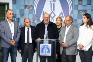 ΚΟΑ/ Παράδοση χορηγίας στα προσφυγικά Σωματεία (Φώτος)