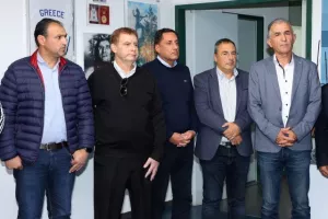 ΚΟΑ/ Παράδοση χορηγίας στα προσφυγικά Σωματεία (Φώτος)