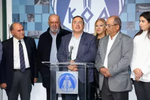 ΚΟΑ/ Παράδοση χορηγίας στα προσφυγικά Σωματεία (Φώτος)