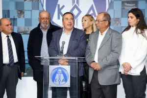 ΚΟΑ/ Παράδοση χορηγίας στα προσφυγικά Σωματεία (Φώτος)