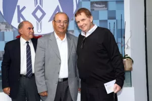 ΚΟΑ/ Παράδοση χορηγίας στα προσφυγικά Σωματεία (Φώτος)