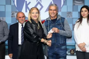 ΚΟΑ/ Παράδοση χορηγίας στα προσφυγικά Σωματεία (Φώτος)