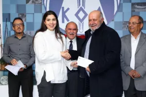 ΚΟΑ/ Παράδοση χορηγίας στα προσφυγικά Σωματεία (Φώτος)