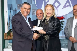 ΚΟΑ/ Παράδοση χορηγίας στα προσφυγικά Σωματεία (Φώτος)