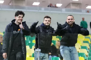 Ο κόσμος από τις εξέδρες του ΑΕΚ Αρένα 