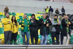 Ο κόσμος από τις εξέδρες του ΑΕΚ Αρένα 