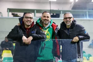 Ο κόσμος από τις εξέδρες του ΑΕΚ Αρένα 