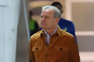 Αναλύει τα σχέδια οικονομικής ενίσχυσης