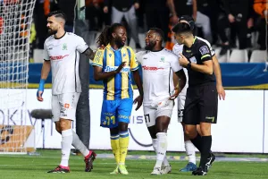 ΑΠΟΕΛ-Δόξα: "Πεντάσφαιρος" με τέσσερα γκολ από τον πάγκο! (Φώτος)