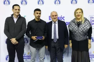 (ΦΩΤΟΣ) Επίδοση επιταγών Σχεδιασμού Προοπτικής ΚΟΑ από Λετυμπιώτη και Μιχαηλίδη