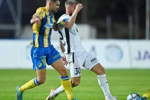Πάφος-ΑΠΟΕΛ: Πάει στο "αιώνιο" με φόρα από τη… χρυσή κεφαλιά του Τσεμπάκ