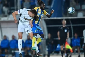 Πάφος-ΑΠΟΕΛ: Πάει στο "αιώνιο" με φόρα από τη… χρυσή κεφαλιά του Τσεμπάκ
