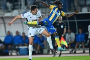 Πάφος-ΑΠΟΕΛ: Πάει στο "αιώνιο" με φόρα από τη… χρυσή κεφαλιά του Τσεμπάκ