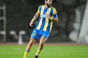 Πάφος-ΑΠΟΕΛ: Πάει στο "αιώνιο" με φόρα από τη… χρυσή κεφαλιά του Τσεμπάκ