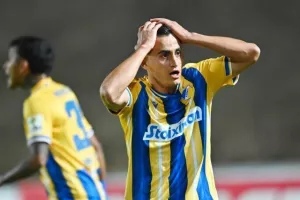 Πάφος-ΑΠΟΕΛ: Πάει στο "αιώνιο" με φόρα από τη… χρυσή κεφαλιά του Τσεμπάκ