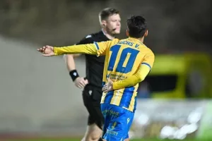 Πάφος-ΑΠΟΕΛ: Πάει στο "αιώνιο" με φόρα από τη… χρυσή κεφαλιά του Τσεμπάκ
