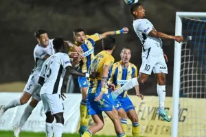 Πάφος-ΑΠΟΕΛ: Πάει στο "αιώνιο" με φόρα από τη… χρυσή κεφαλιά του Τσεμπάκ