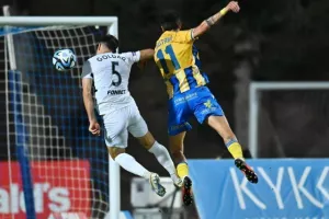 Πάφος-ΑΠΟΕΛ: Πάει στο "αιώνιο" με φόρα από τη… χρυσή κεφαλιά του Τσεμπάκ