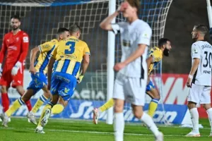 Πάφος-ΑΠΟΕΛ: Πάει στο "αιώνιο" με φόρα από τη… χρυσή κεφαλιά του Τσεμπάκ