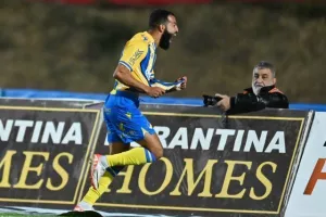 Πάφος-ΑΠΟΕΛ: Πάει στο "αιώνιο" με φόρα από τη… χρυσή κεφαλιά του Τσεμπάκ