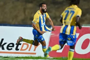 Πάφος-ΑΠΟΕΛ: Πάει στο "αιώνιο" με φόρα από τη… χρυσή κεφαλιά του Τσεμπάκ