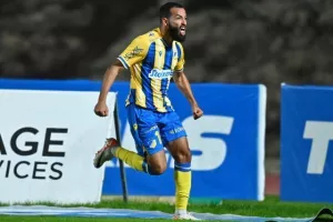 Πάφος-ΑΠΟΕΛ: Πάει στο "αιώνιο" με φόρα από τη… χρυσή κεφαλιά του Τσεμπάκ