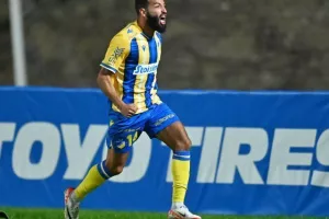 Πάφος-ΑΠΟΕΛ: Πάει στο "αιώνιο" με φόρα από τη… χρυσή κεφαλιά του Τσεμπάκ