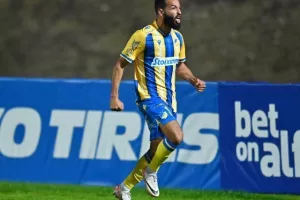 Πάφος-ΑΠΟΕΛ: Πάει στο "αιώνιο" με φόρα από τη… χρυσή κεφαλιά του Τσεμπάκ