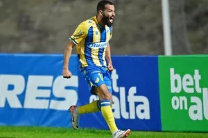 Πάφος-ΑΠΟΕΛ: Πάει στο "αιώνιο" με φόρα από τη… χρυσή κεφαλιά του Τσεμπάκ