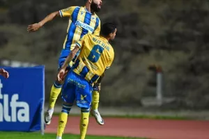Πάφος-ΑΠΟΕΛ: Πάει στο "αιώνιο" με φόρα από τη… χρυσή κεφαλιά του Τσεμπάκ