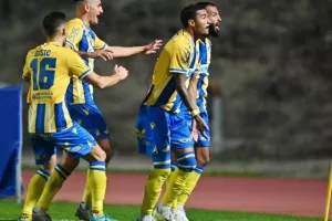 Πάφος-ΑΠΟΕΛ: Πάει στο "αιώνιο" με φόρα από τη… χρυσή κεφαλιά του Τσεμπάκ