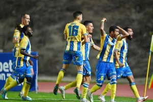 Πάφος-ΑΠΟΕΛ: Πάει στο "αιώνιο" με φόρα από τη… χρυσή κεφαλιά του Τσεμπάκ