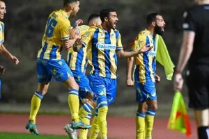 Πάφος-ΑΠΟΕΛ: Πάει στο "αιώνιο" με φόρα από τη… χρυσή κεφαλιά του Τσεμπάκ